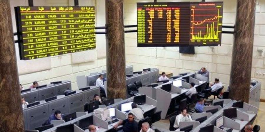 قطاع البنوك يرتفع وسط تراجع 15 قطاعًا في البورصة المصرية