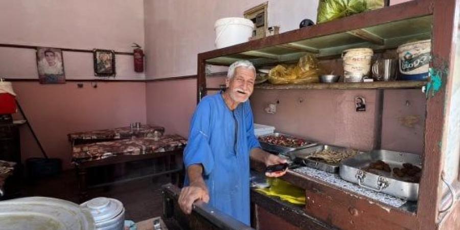 من الثمانينات خلف مقلاة الطعمية.. "بحبح" يحافظ على مهنة الأجداد بقنا.. صور :اليوم السابع