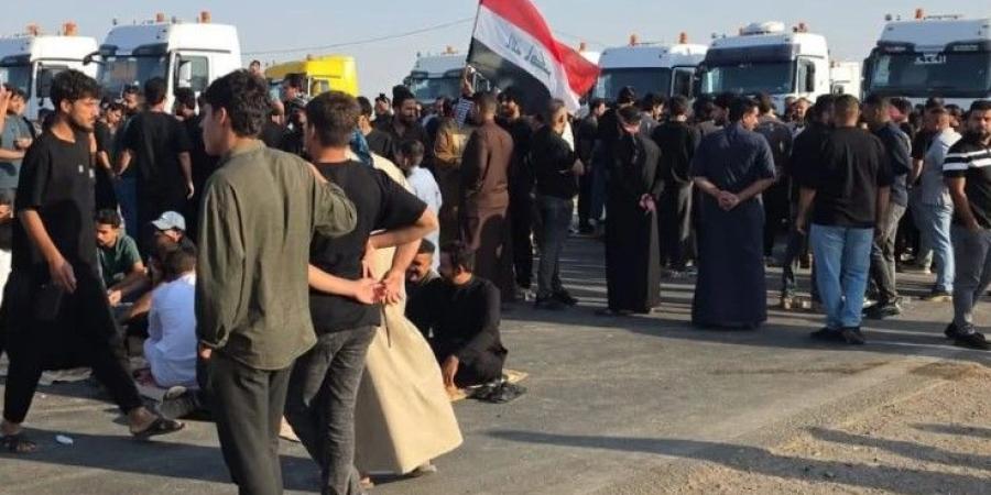 عراقيون يقطعون طريق الشركات النفطية رفضا لإغلاق منفذ حدودي مع إيران