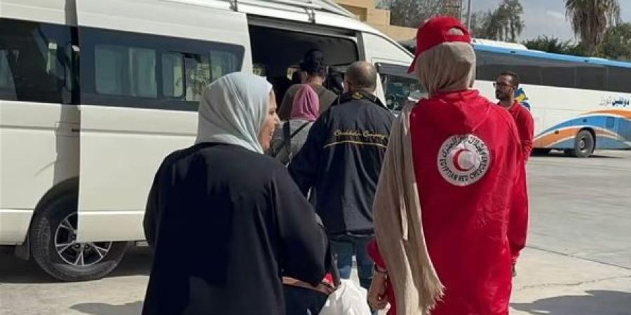 الهلال الأحمر المصري يستقبل الدفعة الـ93 من الجرحى والمرضى الفلسطينيين ويودع المتعافين بمعبر رفح