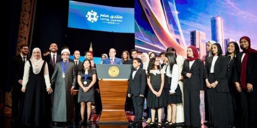 فريق سباقات عين شمس يُكرَّم من الرئيس لفوزه بالمركز الأول عالميًا في مسابقة فورمولا للطلاب