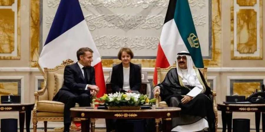 ماكرون في جولة خليجية لتعزيز الشراكات الاقتصادية والدفاعية وسط احتجاجات في فرنسا