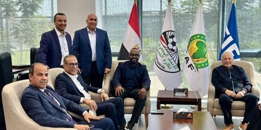 أبو ريدة يستقبل وفد «فيفا» لمناقشة الحوكمة المالية والانتقالات الدولية