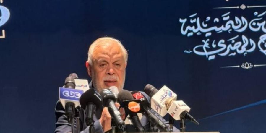 أشرف زكي عن أغنية أبطال قلوبنا بمهرجان المسرح: رسالة تقدير لمشوار فنانين لم يكن سهلا