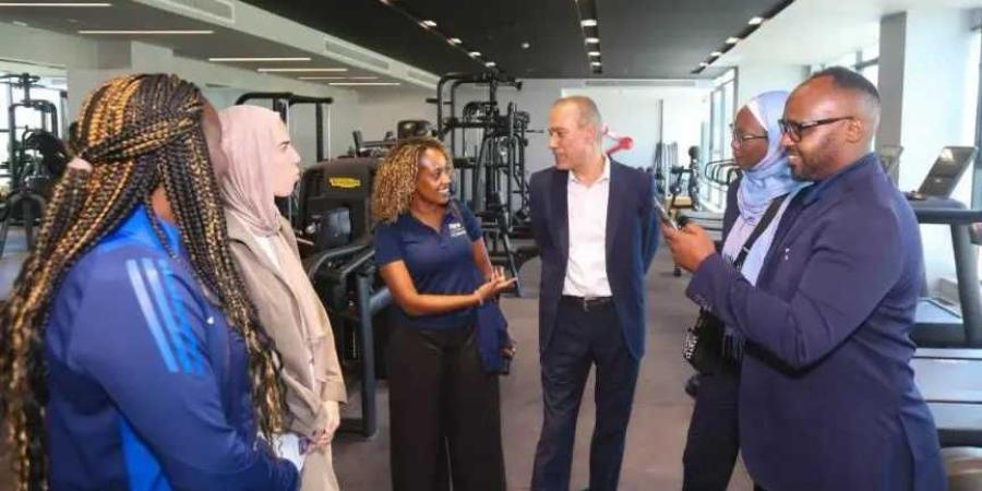 وفد فيفا يتفقد مركز المنتخبات الوطنية ويشيد بإمكاناته