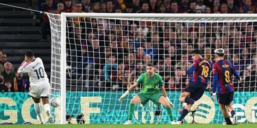 مبابي يمنح ريال مدريد التفوق على برشلونة في الشوط الأول من الكلاسيكو