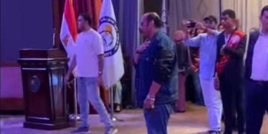 الفنان محمد ثروت فى ندوة بجامعة بني سويف.. وحضور طلابى كبير :اليوم السابع