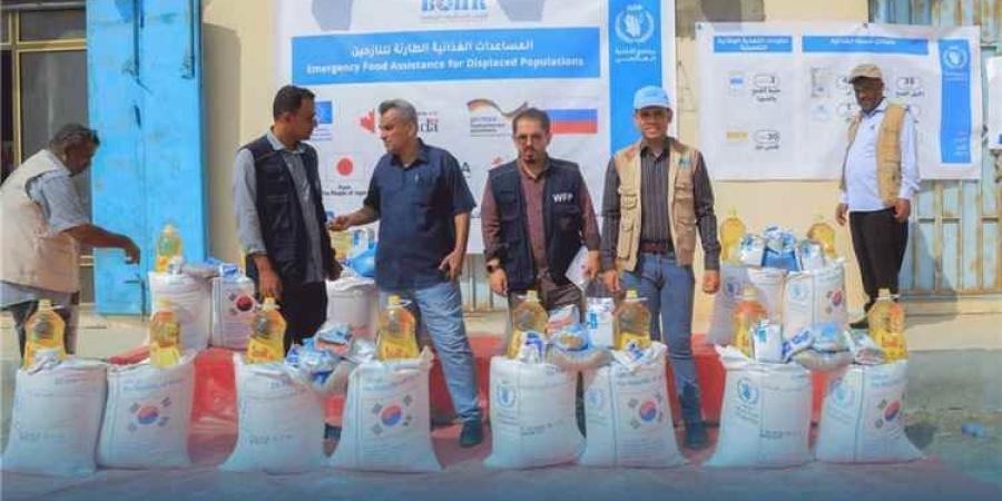 124 أسرة نازحة في المكلا تتلقى مساعدات غذائية طارئة بدعم من الغذاء العالمي
