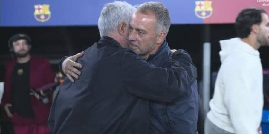 برشلونة ضد ريال مدريد.. عناق مورينيو وفليك يخطف الأنظار قبل بدء اللقاء :اليوم السابع
