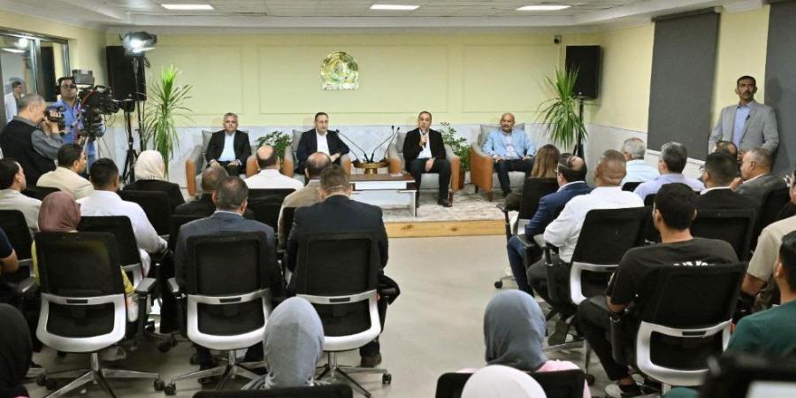 مدبولي يمازح طالبا بالقطاع الطبي بشأن التكليف: إحنا ثقافتنا إن كل واحد عايز يبقى في نفس المكان اللي اتولد وعاش فيه