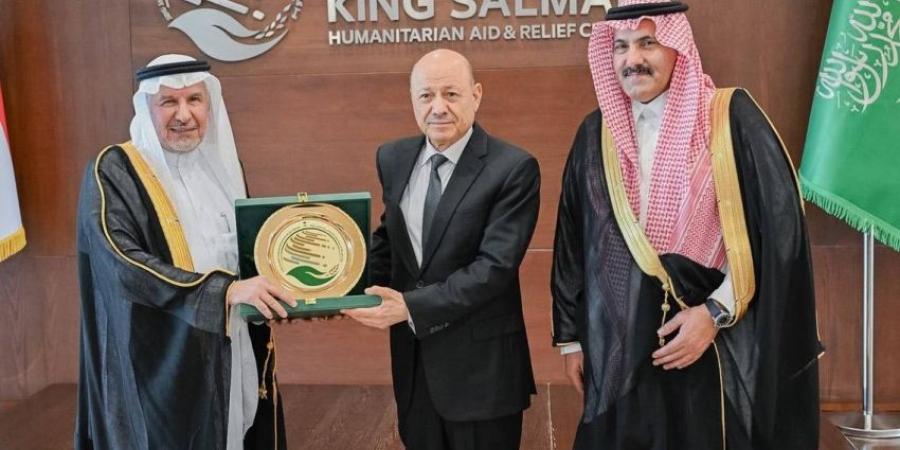 شهد تدشين مشروعات إغاثية وإنسانية.. الرئيس اليمني: المساعدات السعودية ستظل محفورة بذاكرة الأجيال