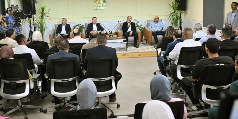 رئيس الوزراء يلتقي طلاب الجامعات بالمحافظة ويؤكد: استعراض ما تحقق من إنجازات لا يعني أن الدولة نجحت في حل جميع المشكلات