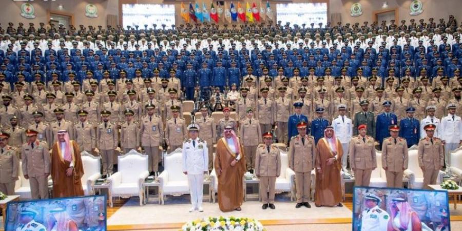 تخريج طلبة تأهيل الضباط الجامعيين لأفرع القوات المسلحة