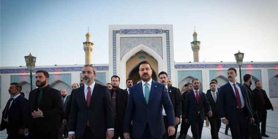 رئيس الوزراء العراقي يصلي في الجامع الأموي ويتبرع بملايين الدولارات (شاهد)