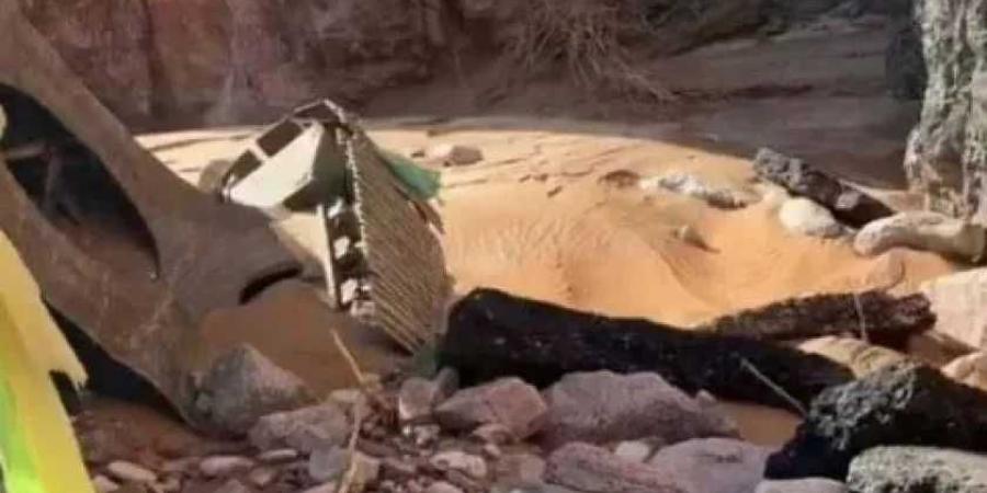 السيول الجارفة في وادي وتير بجنوب سيناء تدمر الطرق جزئيا وتجرف بعض المخيمات