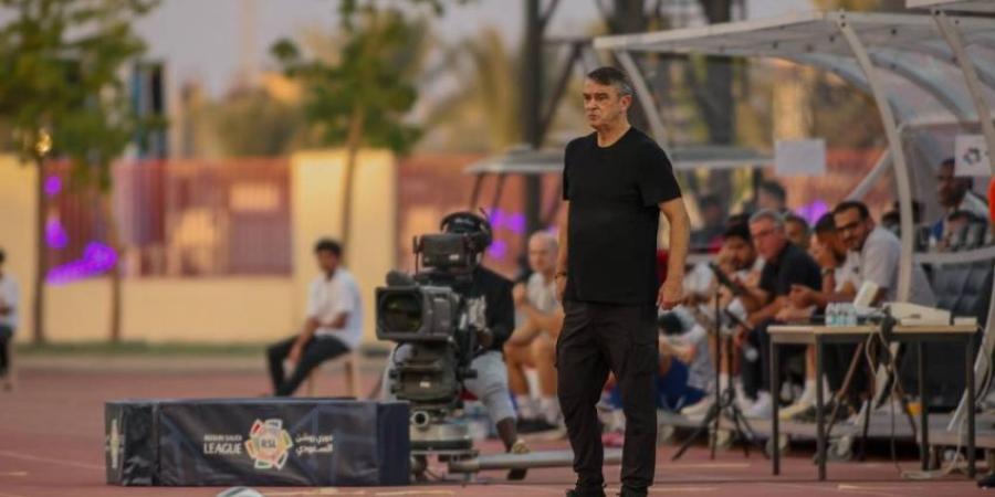 أبها يشعل مواجهة الاتحاد بإقالة المدرب