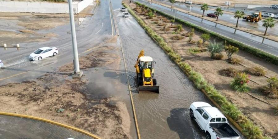 جهود ميدانية لبلدية أملج في تصريف مياه الأمطار