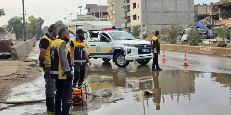 وفاة شخص وإنقاذ 15 مدنيا وإجلاء 375 عائلة وخروج 7 جسور وعبارات وطرق عن الخدمة إثر أمطار وسيول في سوريا