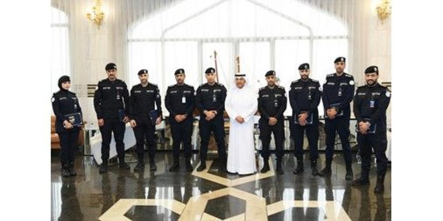محافظ الفروانية كرّم كوكبة من الضباط