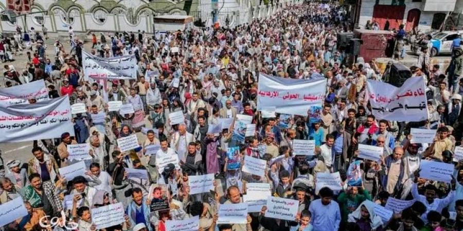 وقفة حاشدة في تعز تطالب بفك الحصار الحوثي عن المدينة وفتح الطرقات وتؤكد تضامنها مع السعودية
