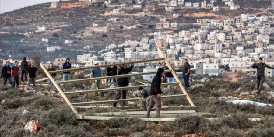 مستوطنون يقيمون بؤرة استيطانية غرب رام الله