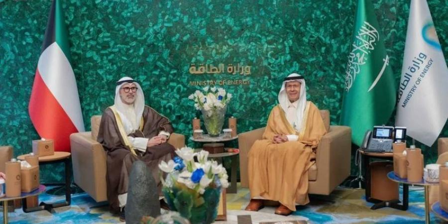 سمو وزير الطاقة وزير الصناعة والثروة المعدنية يلتقي وزير الخارجية الكويتي