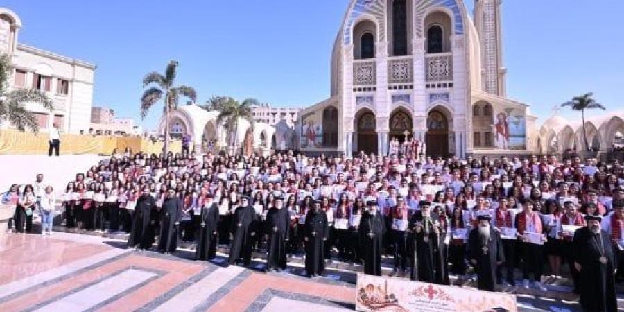 البابا تواضروس يكرم أكثر من 400 طالب وطالبة من متفوقى الثانوية العامة بكنائس القاهرة :اليوم السابع