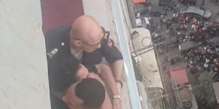 لحظة إنقاذ رجال الحماية المدنية لشاب حاول القفز من عقار بالجيزة.. صور :اليوم السابع