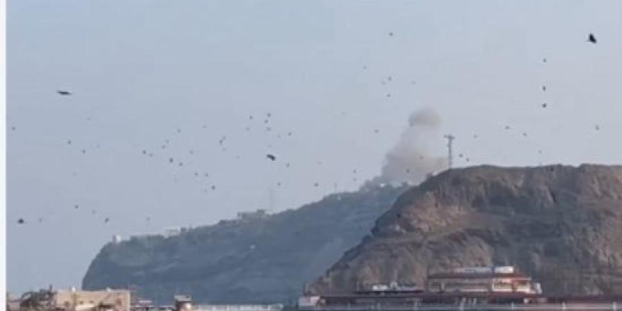صاروخان لميليشيا الحوثى يستهدفان قصر المعاشيق الرئاسى والمطار فى عدن اليمنية :اليوم السابع