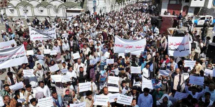 احتجاجات شعبية لأبناء تعز تطالب بإنهاء الحصار الحوثي وفتح الطرق أمام المدنيين والإمدادات (بيان)
