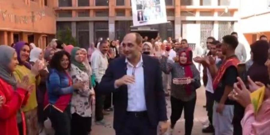 ممر شرفي وورود لعميد كلية الآداب بجامعة بنها في أخر يوم عمل له بالكلية :اليوم السابع