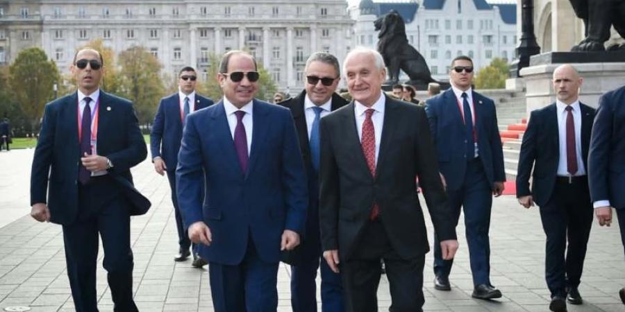 السيسي يلتقي نظيره المجري في بودابست ويؤكد أهمية تعزيز الشراكة الاستراتيجية بين البلدين