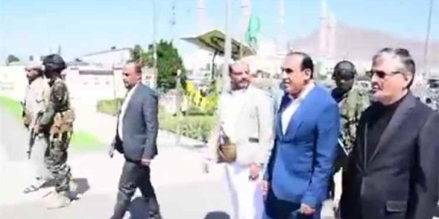 ظهور جديد لمندوب الحرس الثوري الإيراني في صنعاء خلال زيارة لقبور قيادات حوثية -[فيديو]