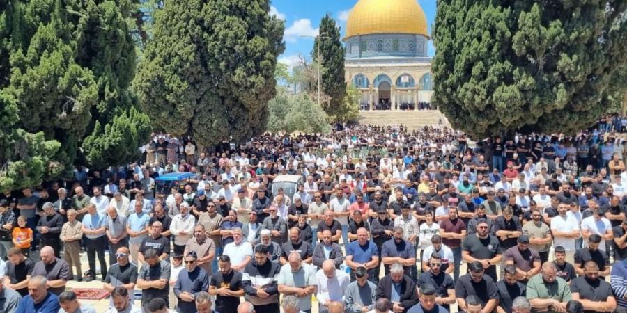 عشرات الآلاف يؤدون صلاة الجمعة في المسجد الأقصى رغم تضييقات الاحتلال
