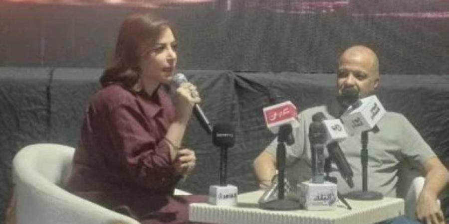 منال سلامة تستعيد ذكريات أول أفلامها «الزمن الصعب» ومواقف من كواليس «لن أعيش في جلباب أبي»