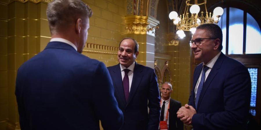 فخامة الرئيس السيسى يلتقى رئيس وزراء المجر ويستمع لشرح حول التاج الملكي المقدس