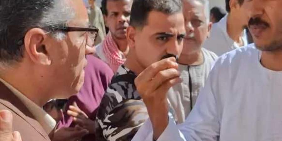 مواطن لمحافظ قنا: «اعمل لنا مطبات يكرمك بزيارة النبي».. والأخير يرد: «عيني حاضر»