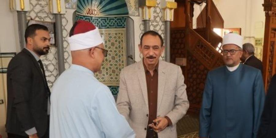 محافظ سوهاج يلتقي المواطنين ويستمع إلى مطالبهم عقب صلاة الجمعة :اليوم السابع