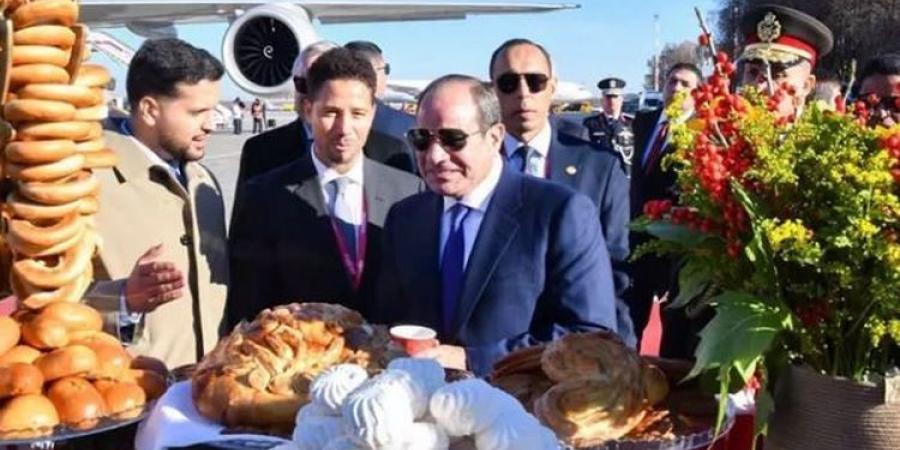 «عيش وملح».. الرئيس السيسي يتذوق الخبز والملح ويمازح مستقبليه في موسكو