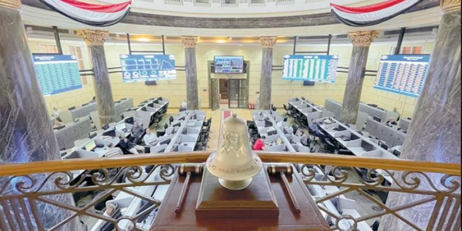 خبراء: رفع أسعار الفائدة يهدد مستويات السيولة بالبورصة ويضغط على الأسهم
