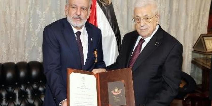 الرئيس عباس يقلد الدكتور جمال أحمد صالح حسين ميدالية الإنجاز من وسام الرئيس