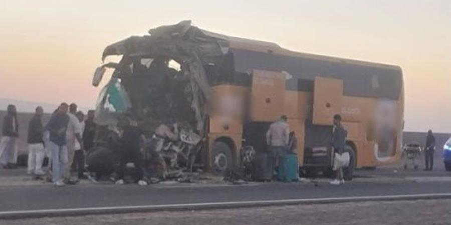مصرع 3 أشخاص وإصابة 25 فى حادث تصادم أتوبيس بسيارة نقل بطريق غارب ـ الغردقة :اليوم السابع