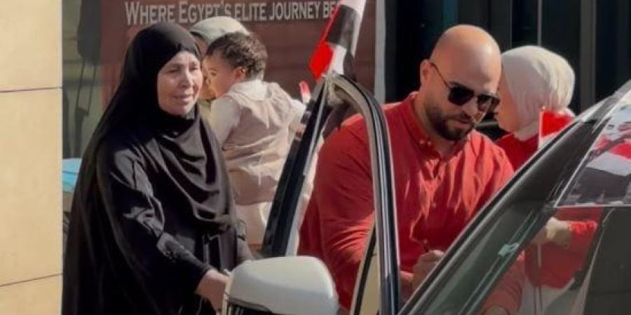 أسرة ميار عثمان تصل مطار القاهرة استعدادًا لاستقبالها.. صور :اليوم السابع