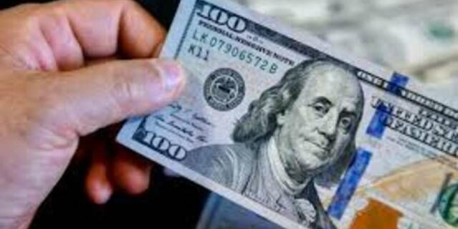 الدولار يتجه لمكاسب شهرية مع توقعات رفع الفائدة