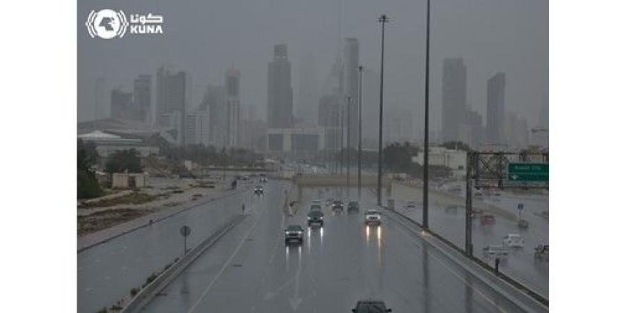 «الأرصاد» تُحذر: أمطار رعدية وانخفاض في الرؤية على بعض المناطق