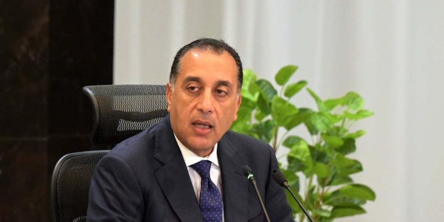 رئيس الوزراء يتقدم بالعزاء والمواساة لأسر ضحايا حادث الطريق الأوسطى