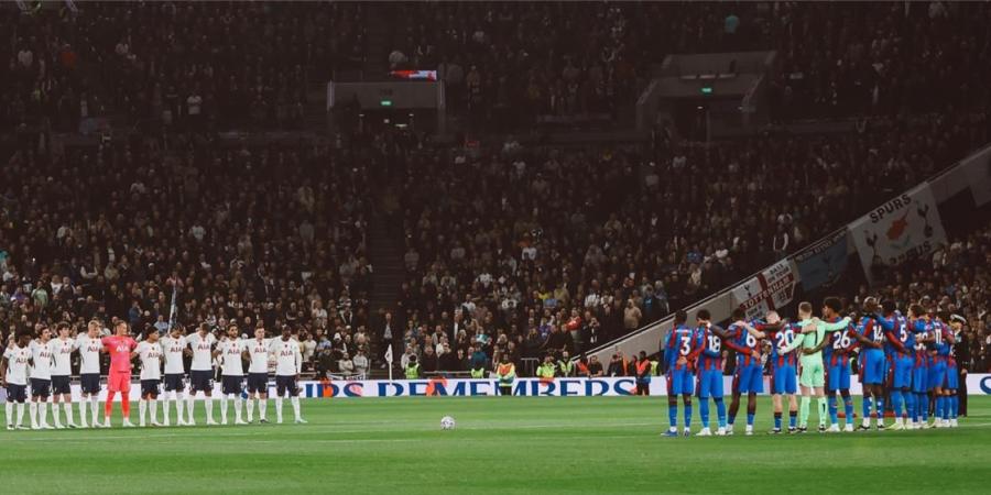 لاعب كريستال بالاس يغادر مباراة توتنهام بالبطاقة الحمراء