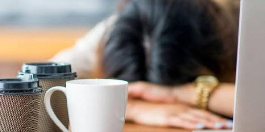 رغم سمعتها المعروفة بالسهر .. لماذا يشعر البعض بالنعاس بعد شرب القهوة ؟