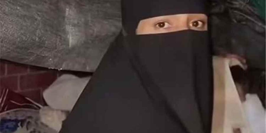 من الشهرة الى الرصيف... فنانة يمنية تفترش الشارع في صنعاء برفقة أطفالها بعد انقطاع راتبها لسنوات - [فيديو]