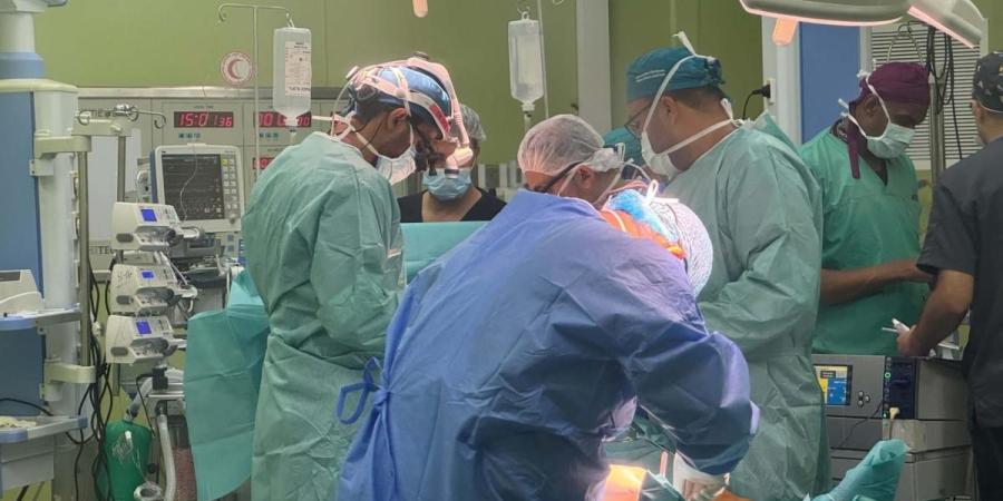 غزة: مستشفى القدس يستأنف عمليات القلب المفتوح ويستضيف وفدا أمريكيا متخصصا